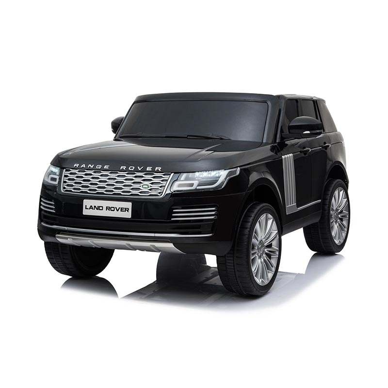 Les enfants 12v montent sur une télécommande de voiture